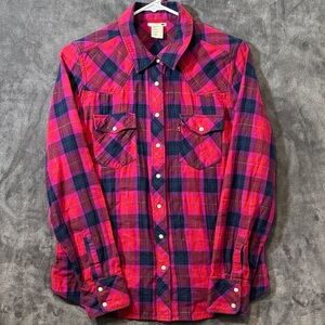 Levi's Western flannel with a pearl snap front and dual chest pockets.